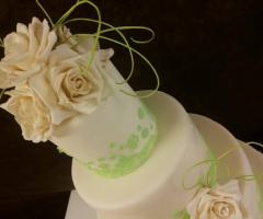 Torta nuziale con dettagli verdi