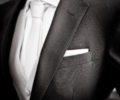 Dettaglio del vestito dello sposo