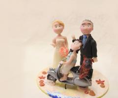 sposi per torta con vespa, bambina e cane