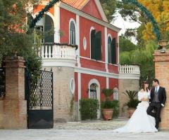 Torre Giulia - Gli sposi all'ingresso della villa