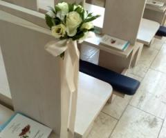 Roselline per i banchi della chiesa