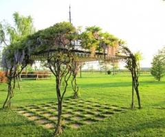 Giardino dell'agriturismo per il ricevimento di matrimonio