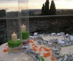 Allestimento del tavolo delle bomboniere di matrimonio