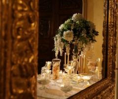 Centrotavola con supporto d'argento per il ricevimento di matrimonio