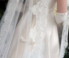 Abito da sposa con velo in pizzo