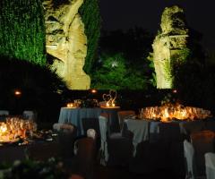 Tavoli di nozze sotto la luce della luna