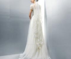 Abito da sposa con maniche corte e dettagli in pizzo