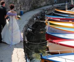 Fotografia degli sposi che passeggiano