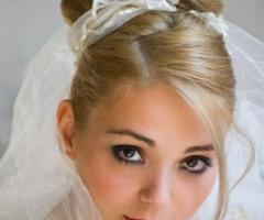 Acconciatura raccolta alta con velo intrecciato