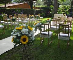 Allestimento giardino per la cerimonia di matrimonio