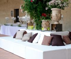 Allestimenti di una zona relax accanto al buffet di matrimonio