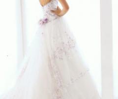 Abito dai ricami originali e colorati dell'Atelier Lindera Spose