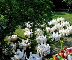 Il ricevimento di matrimonio nell'ampio giardino esterno