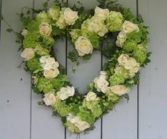 Cuore di rose bianche