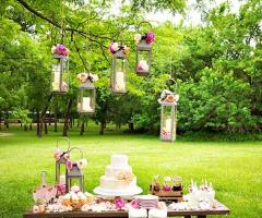 Il tavolo della confettata in giardino