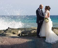 Sposi in riva al mare