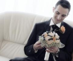 Reportage dello sposo prima della cerimonia di nozze