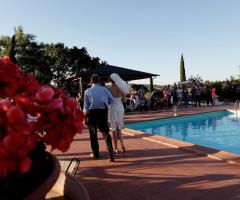 Sposi in piscina Il Caio - Tenuta di Corbara
