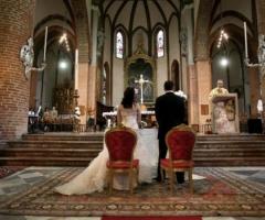 Foto degli sposi durante il matrimonio in chiesa