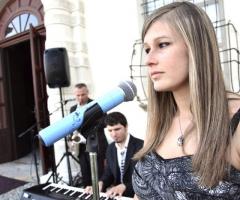 Cantante della band durante un'esibizione