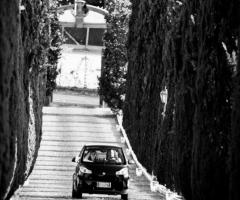 Gli sposi arrivano alla location in una Smart