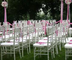 Allestimento della cerimonia all'aperto con decorazioni rosa