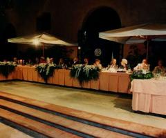 Lungo tavolo per ricevimento