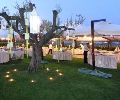 Allestimento con candele sugli alberi per le nozze