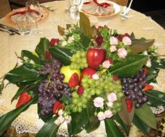 Centrotavola con fiori e frutta per il ricevimento di matrimonio