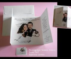 partecipazione nozze e bigliettino bomboniera con disegno sposa che corre con in braccio sposo