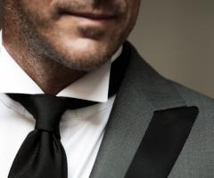 Dettaglio dell'abito da sposo