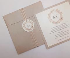 Partecipazione quadrata metallizzata sand con nastro e tag personalizzato-  Eliotecnica Balbi Wedding