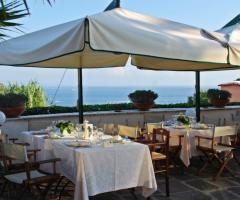 Tavoli per il matrimonio con panorama sul mare di Ischia