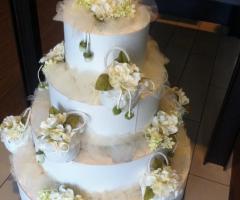 Allestimento delle bomboniere sulla torta nuziale