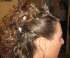Acconciatura semi raccolta con boccoli e coroncina applicata