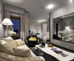 Interno camera da letto moderna presso Grand Hotel Minareto