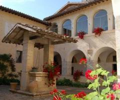 Chiostro interno con pozzo nel Convento della Madonna di Costantinopoli