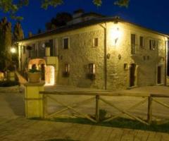 Veduta notturna dell'agriturismo Tenuta Pizzogallo