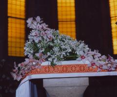 Addobbi floreali di orchidee per la chiesa