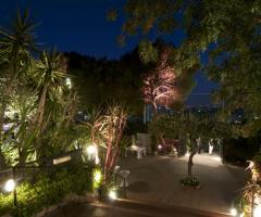 L'ingresso dall'impatto verdeggiante di Villa Costanza