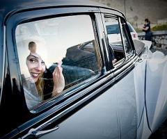 Scatto fotografico della sposa in automobile