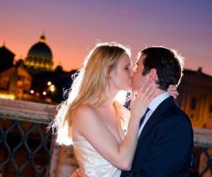 Fotografia del bacio degli sposi