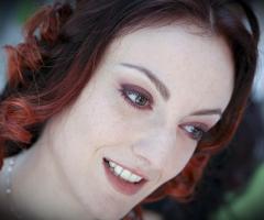 Capelli rossi e trucco dei colori della terra per le nozze