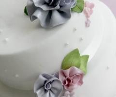 Torta nuziale bianca con fiori in pasta da zucchero
