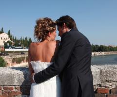 Fotografia degli sposi abbracciati