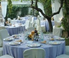 Allestimento dei tavoli per il matrimonio