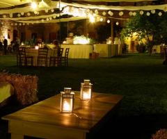 Allestimento ricevimento di matrimonio in  giardino presso l'agriturismo Masseria Susafa