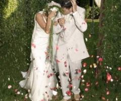 Gli sposi sotto una pioggia di petali