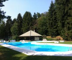 Ricevimento di matrimonio a bordo piscina