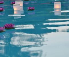 ninfee e candele galleggianti